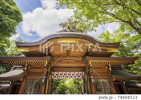 大國魂神社　随神門 　神社仏閣　陽射し　扉　ずいじんもん 78608523