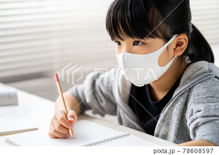 マスクをしながら勉強する小学生 78608597