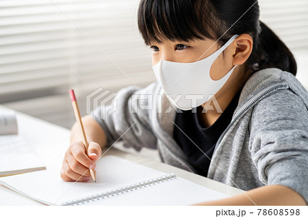 マスクをしながら勉強する小学生 マスクをしながら勉強する小学生 78608598
