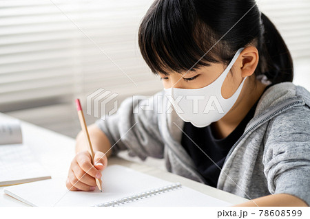マスクをしながら勉強する小学生 78608599