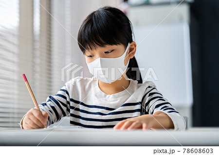 マスクをしながら勉強する小学生 マスクをしながら勉強する小学生 78608603