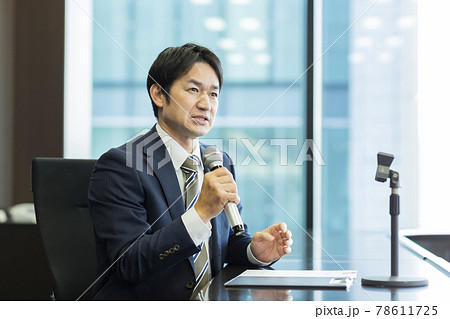 マイクを持って話すビジネスマン 78611725