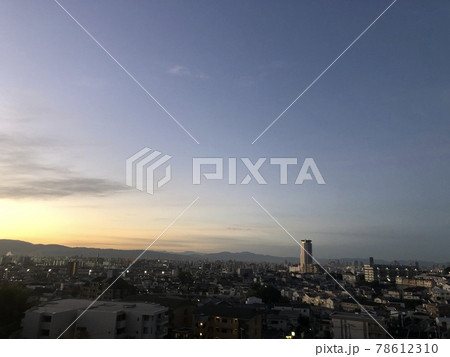 夕焼けと夜の狭間にある街 夕焼けと夜の狭間にある街 78612310
