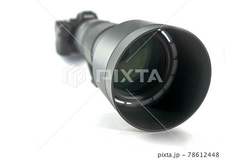Mirrorless system camera with ultratele telezoom 150mm to 600mm with focus on the front part of the sun visor Mirrorless system camera with ultratele telezoom 150mm to 600mm with focus on the front part of the sun visor 78612448