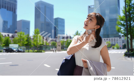 暑くて汗を拭くビジネスウーマン 暑くて汗を拭くビジネスウーマン 78612921