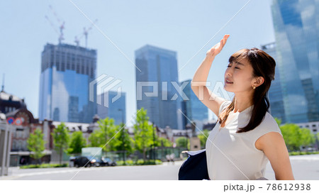 暑い中歩くビジネスウーマン 78612938