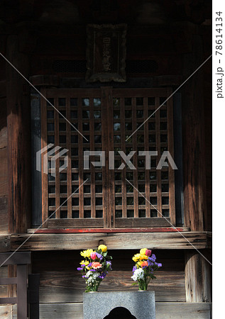 東京・浅草寺境内・六角堂正面の格子扉 78614134