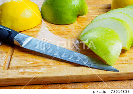 The process of slicing green apples 78614358