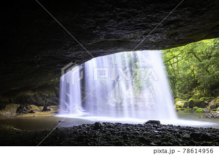 美しい水のカーテンに癒やされる鍋ヶ滝 （熊本県小国町）の写真
