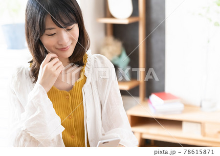 スマホを見る女性 スマホを見る女性 78615871