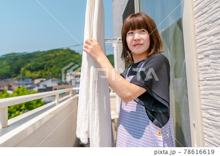 洗濯物を干す主婦 洗濯物を干す主婦 78616619