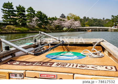 島根県松江市　松江城の堀川めぐり　撮影ポイントの北堀橋と船からの眺め 78617532