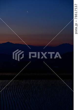北杜市白州町、青い山並み、夜明けの空に昇ったピンク色の細い月 北杜市白州町、青い山並み、夜明けの空に昇ったピンク色の細い月 78617537