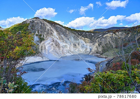 展望台から見おろす晩秋の大湯沼の情景@登別、北海道 展望台から見おろす晩秋の大湯沼の情景@登別、北海道 78617680