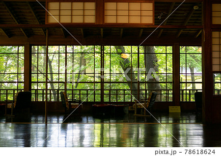 雰囲気ある昔の日本家屋の風景素材 78618624