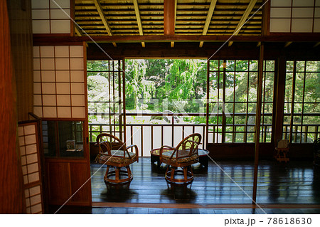 雰囲気ある昔の日本家屋の風景素材 78618630