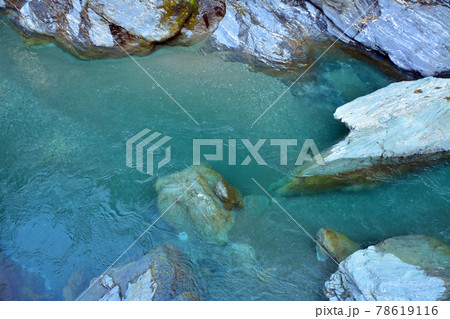 「かずら橋」が架かるる清らかな渓流 78619116