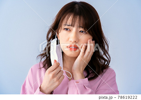 マスクによる肌トラブルで悩む女性 78619222