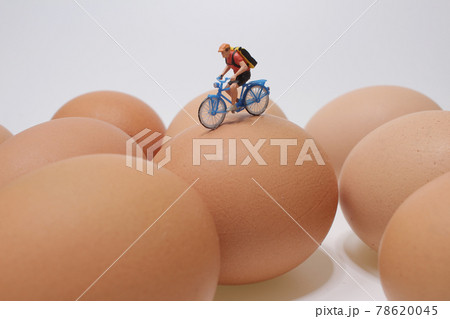a mini figure ride the bike on the eggs a mini figure ride the bike on the eggs 78620045