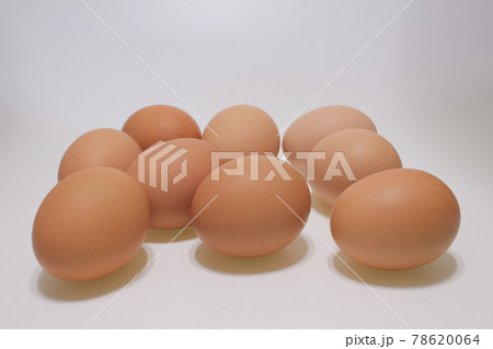 a Pile of raw brown chicken eggs, side view a Pile of raw brown chicken eggs, side view 78620064