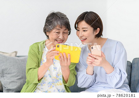 シニア女性　若い女性　スマホ　検索 78620181