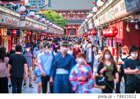 日本の東京都市景観　6月・都内では人流が増加、浅草寺は脅威の人出。宣言下とは思えない＝6月12日 78621012