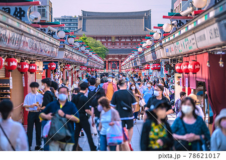 日本の東京都市景観　6月・都内では人流が増加、浅草寺は脅威の人出。宣言下とは思えない＝6月12日 78621017