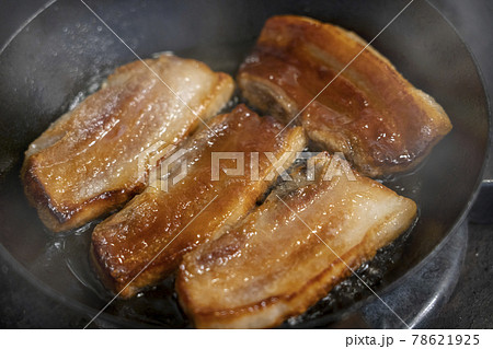 厚切りのベーコンを焼く 78621925
