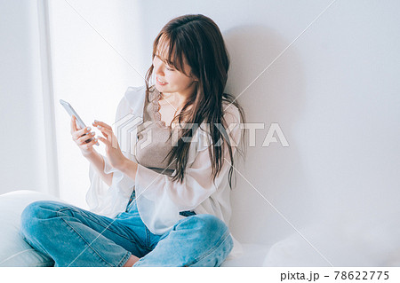 スマホを使う若い女性 78622775
