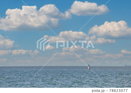 夏の綺麗な伊勢湾でウィンドサーフィンをしている人の風景の写真素材