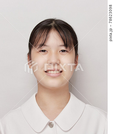 中学生一年生の女の子の生徒の証明写真の様子の写真素材