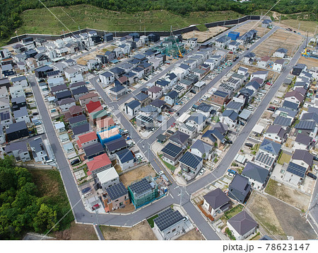 ドローンで空撮した日本の分譲中の住宅地の風景 78623147