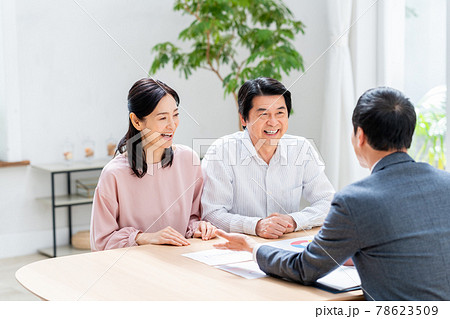 プランナーに相談するミドルの夫婦 プランナーに相談するミドルの夫婦 78623509