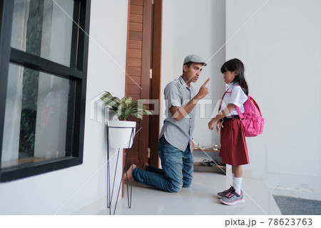 angry father confront his kid after school. 78623763