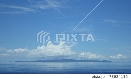 【鹿児島県奄美群島】与論島から望む幻想的な沖縄本島 78624156