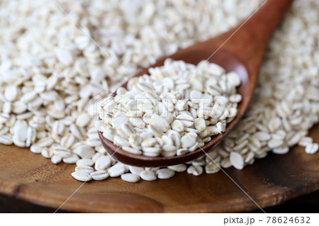 食物繊維たっぷり日本産の七分づき押し麦とスプーン 78624632