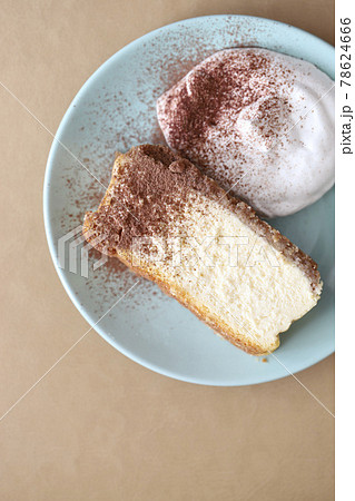 クリームを添えたクッキーボトムの手作りベイクドチーズケーキ 78624666