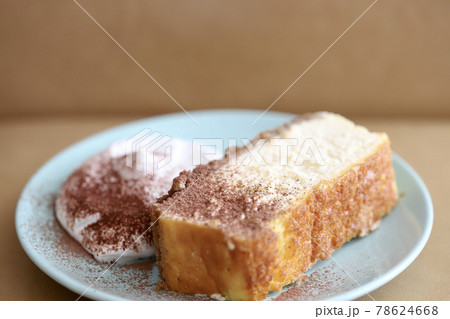 クリームを添えたクッキーボトムの手作りベイクドチーズケーキ クリームを添えたクッキーボトムの手作りベイクドチーズケーキ 78624668