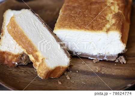 手作りお菓子 ベイクドチーズケーキ ビスケットボトムの写真素材