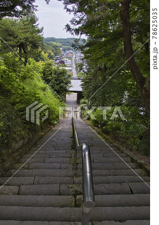 巌殿山正法寺（岩殿観音）一直線に続く参道　埼玉県東松山市 78625035