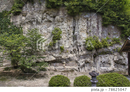 巌殿山正法寺（岩殿観音）岩の崖と石仏群　埼玉県東松山市 78625047