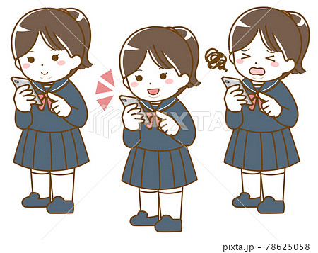 スマホを操作する太った女子学生 スマホを操作する太った女子学生 78625058