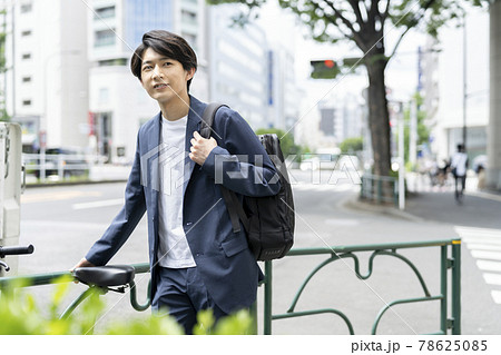 バックパックを持った若い男性　 78625085