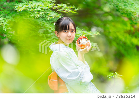 浴衣の女性と達磨 78625214