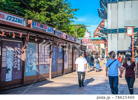 日本の東京都市景観　浅草寺・「伝法院通」（伝法院通り）などを望む。画面奥・仲見世通りが横切る 78625400
