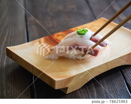 活ハマチの握り寿司。木製の寿司下駄に乗せた、和食のお寿司。 78625963