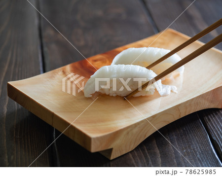 えんがわの握り寿司。木製の寿司下駄に乗せた、和食のお寿司。 えんがわの握り寿司。木製の寿司下駄に乗せた、和食のお寿司。 78625985