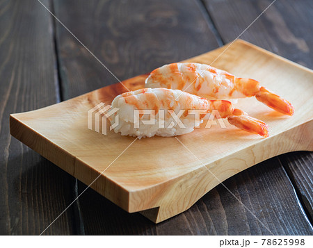 ボイル車海老の握り寿司 木製の寿司下駄に乗せた 和食のお寿司 の写真素材