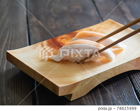 とろサーモンの握り寿司。木製の寿司下駄に乗せた、和食のお寿司。 とろサーモンの握り寿司。木製の寿司下駄に乗せた、和食のお寿司。 78625999