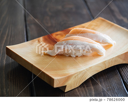とろサーモンの握り寿司。木製の寿司下駄に乗せた、和食のお寿司。 とろサーモンの握り寿司。木製の寿司下駄に乗せた、和食のお寿司。 78626000